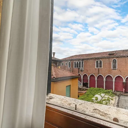 Rialto Charm Boutique Hotel *